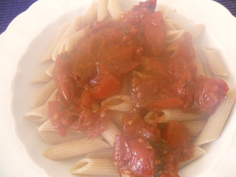 Zu den Penne kamen hier kleine Tomaten, geviertelt und geköchelt, gewürzt mit Kräutersalz und frischer Chili, abgeschmeckt mit ein wenig Rotweinessig 