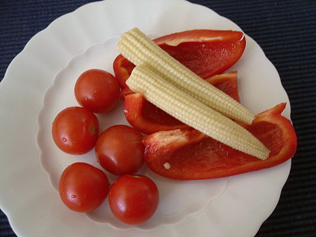 Gemüseteller mit Tomate, Paprika, Deko-Mais