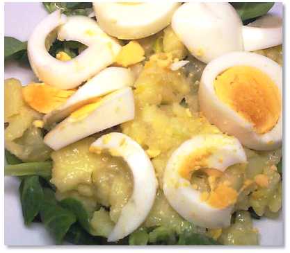 Kartoffelsalat mit Feldsalat und Ei