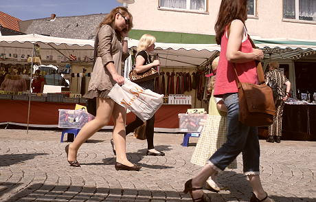 Der Spaziergang in der Stadt - meist mit dem Interesse, günstig einzukaufen verbunden