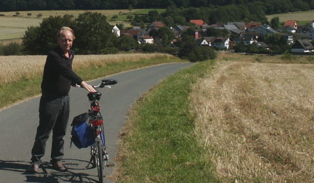 Webmaster samt Fahrrad, im Hintergrund Lenzhahn Webmaster samt Fahrrad, im Hintergrund Lenzhahn