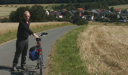 Webmaster samt Fahrrad, im Hintergrund Lenzhahn