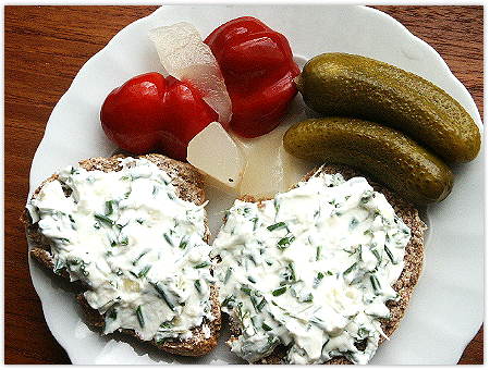Brötchen mit Quark und Beilagen