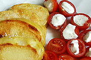 Bratkartoffeln mit gef&uuml;llten Cherrytomaten