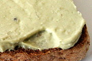 Avocado-Brotaufstrich mit Quark, Oliven und Knoblauch - vegetarisch