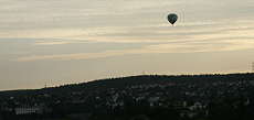 Heißluftballon am frühen Morgen - muss eigentlich ein sehr schönes Gefühl sein... 