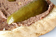 Nussig-scharfer Brotaufstrich aus Bohnen - vegetarisch