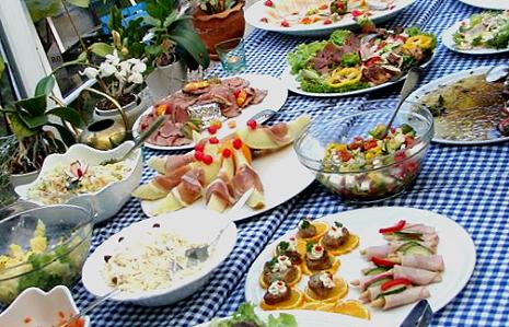 Der gleiche Salat (ohne Linsen) auf dem Büffet (Mitte rechts) 