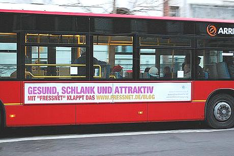 Bus mit Werbung für Gesundheits-Weblog