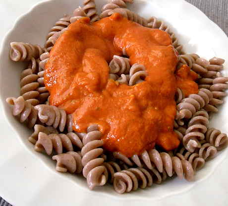 Vollkorn-Dinkel-Fussili mit Tomaten-Feta-Sauce