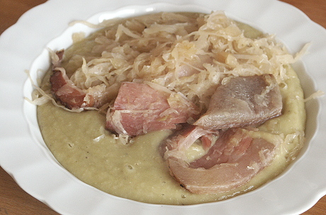 Erbsensuppe aus getrockneten Erbsen, mit Sauerkraut