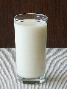ein Glas mit Milch