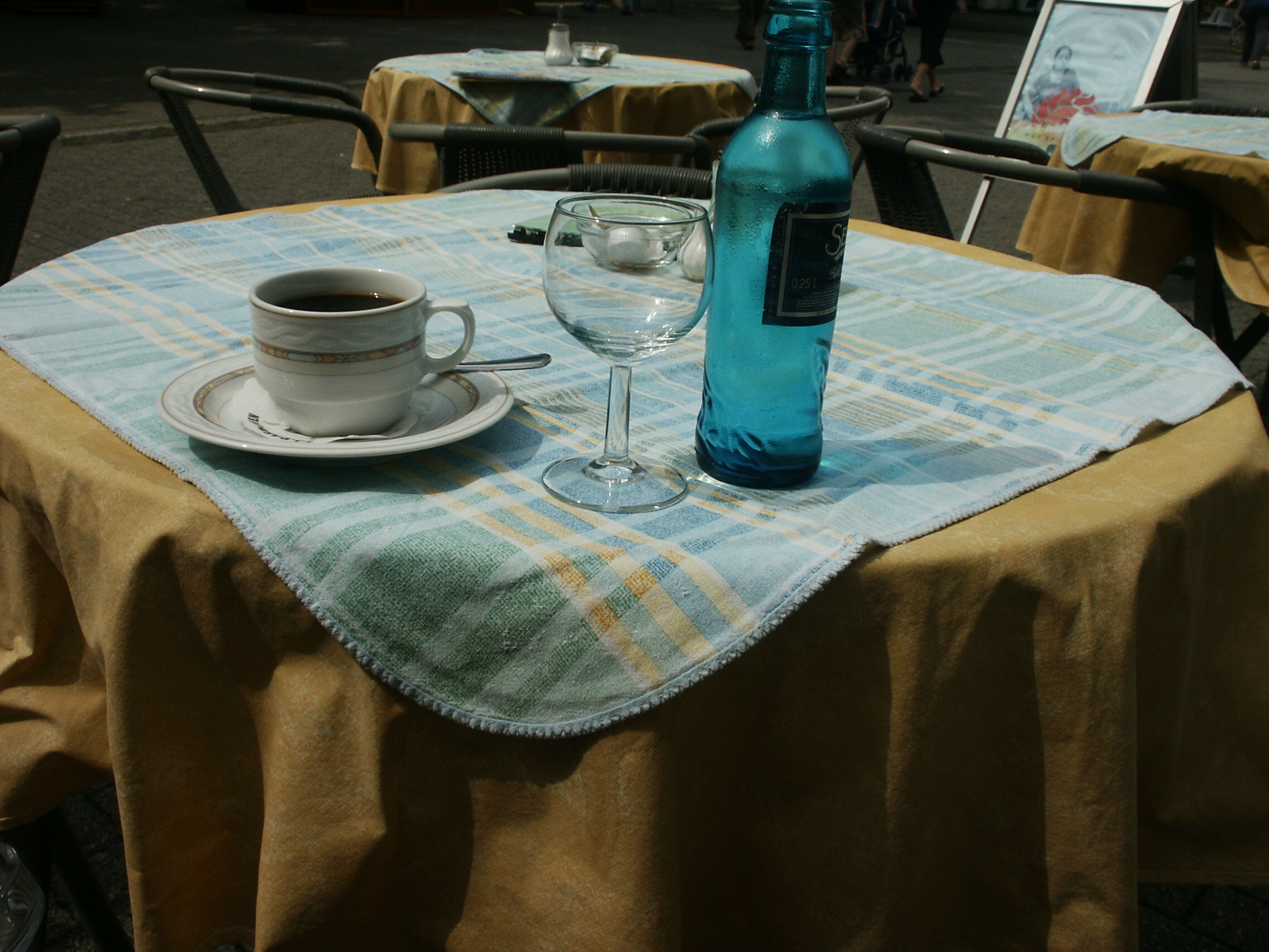 Kaffeetasse, gefült und Wasser