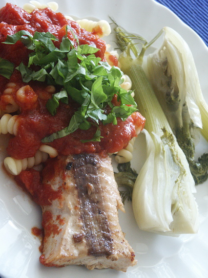 Lachs, Tomatensauce, Nudeln und Fenchel 