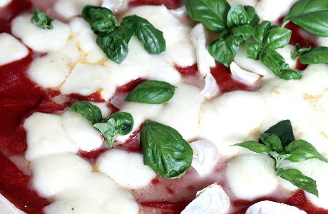 Pizza Tomate-Mozzarella-Basilikum