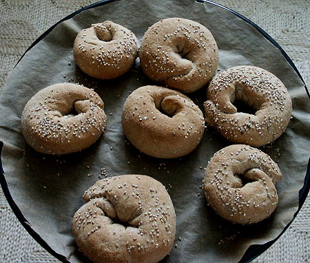 Die fertigen Sesamringe, gerade aus dem Backofen gekommen