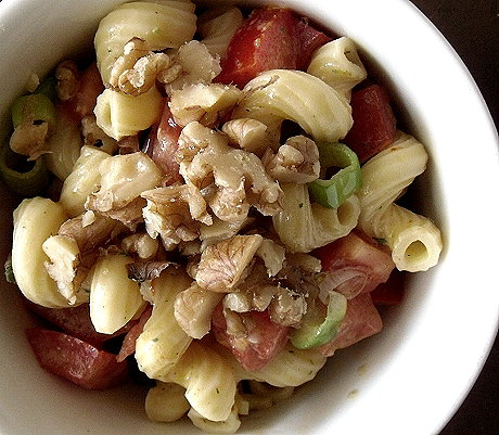 Korkenzieher-Nudelsalat mit Walnüssen 